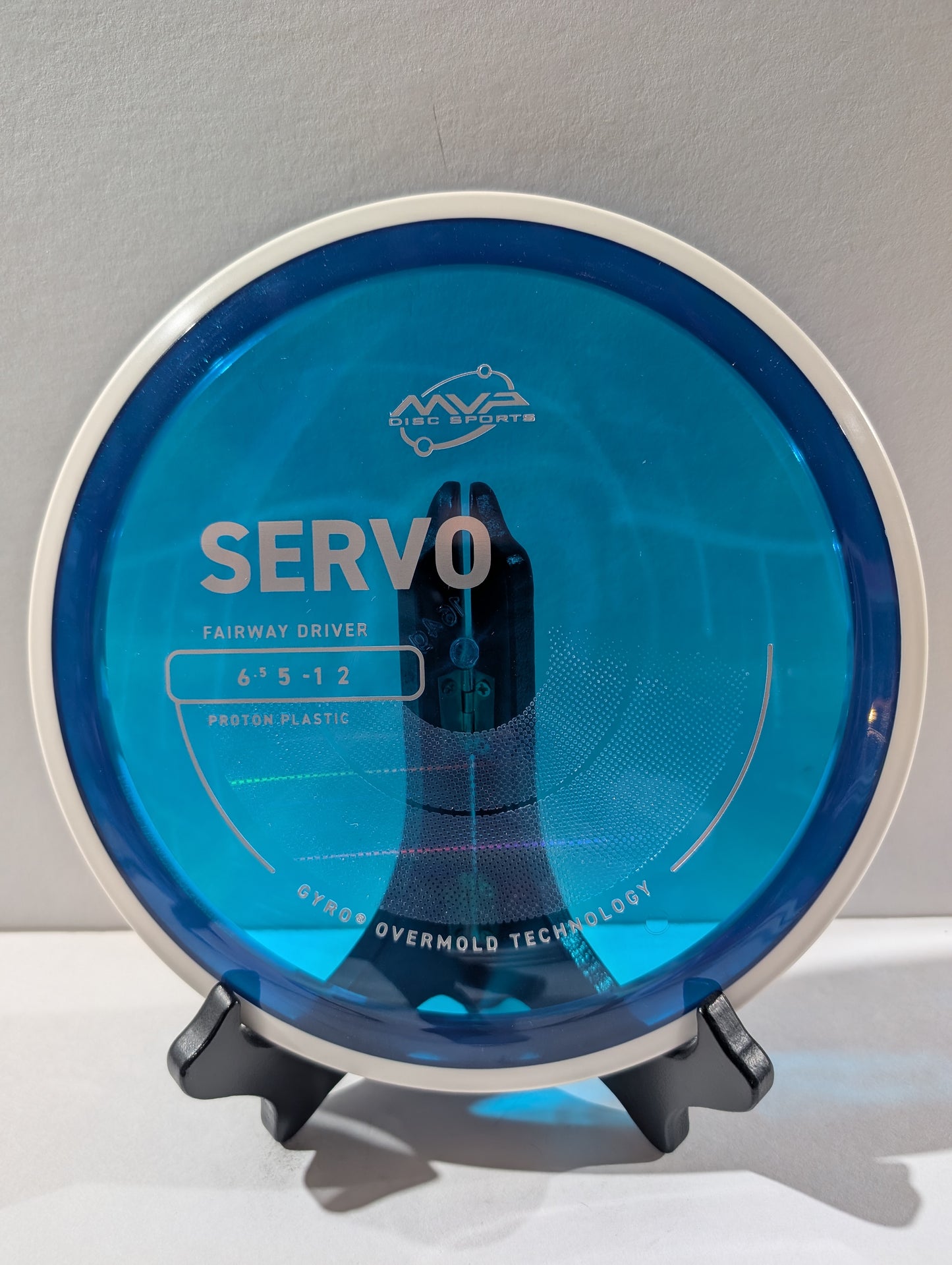 Blue disc golf disc on a stand with a gray background